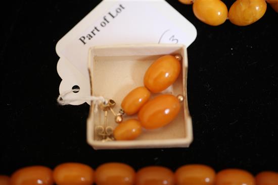 A single strand graduated oval amber bead necklace, 1.5in.